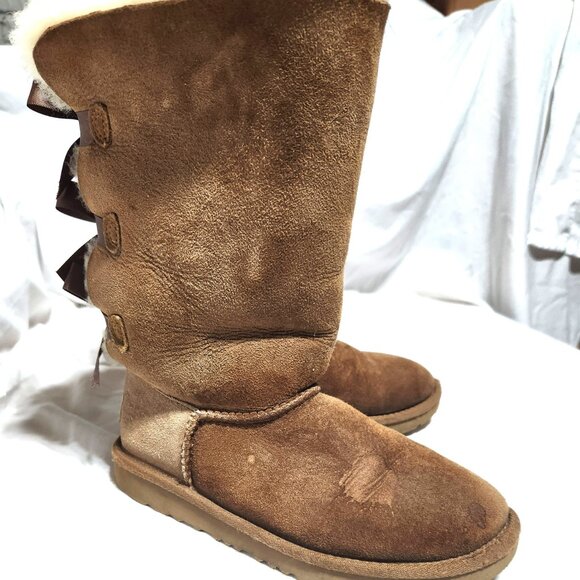 Girls’ UGG Bailey Bow II Boots – Size 2 – Chestnut Suede with Satin Ribbons - Picture 4 of 12
